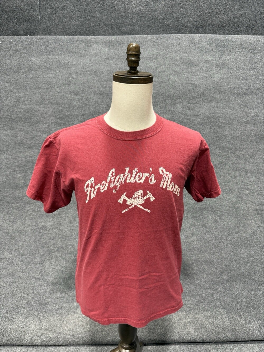 Firefighter’s Mom Graphic T Shirt Red Gildan Ultra Cotton Heavyweight Size M